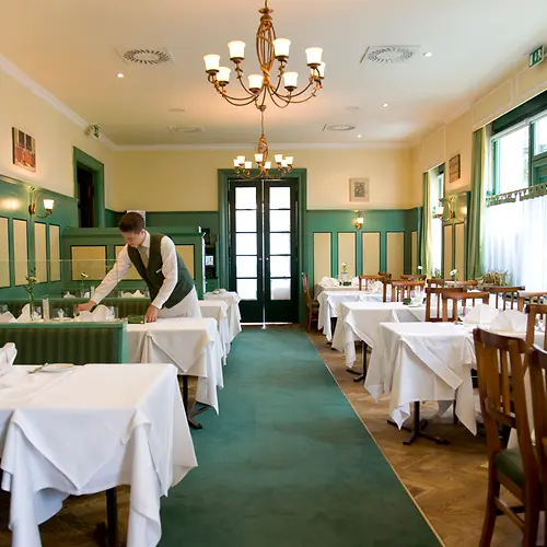 Plachutta Hietzing, interior view, waiter setting the table
