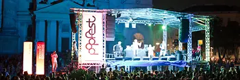 Popfest Wien, Band auf der Bühne vor der Karlskirche, abends