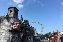 Geisterbahn und Riesenrad im Wiener Prater