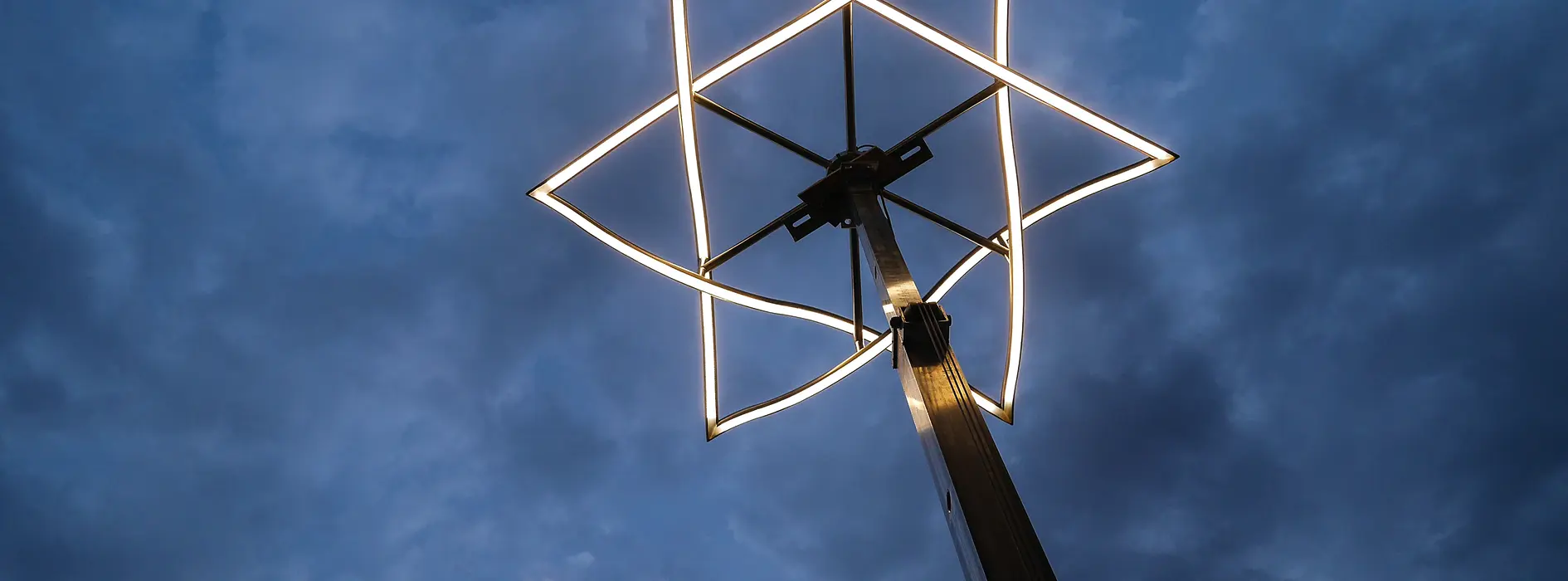 Lichtinstallation in Form eines verbogenen Davidsterns