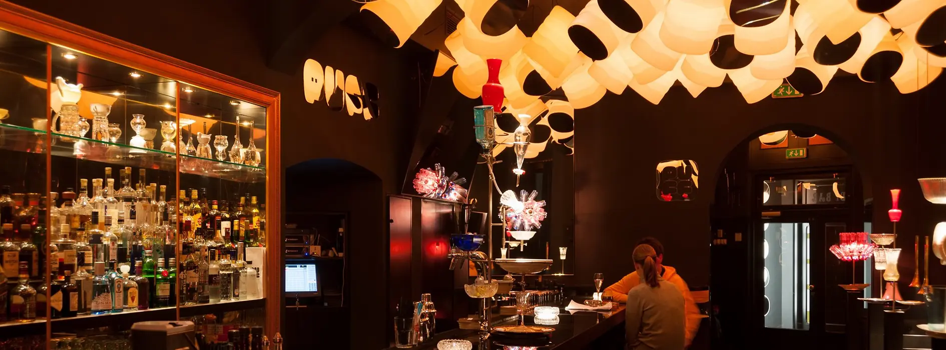 Puff Bar, Innenansich mit Blick auf die Bar und Gästen 