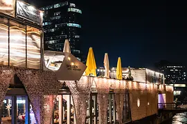 Weihnachtlich dekoriertes Badeschiff