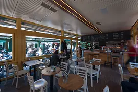 Do An restaurant at Naschmarkt, exterior shot with guests 