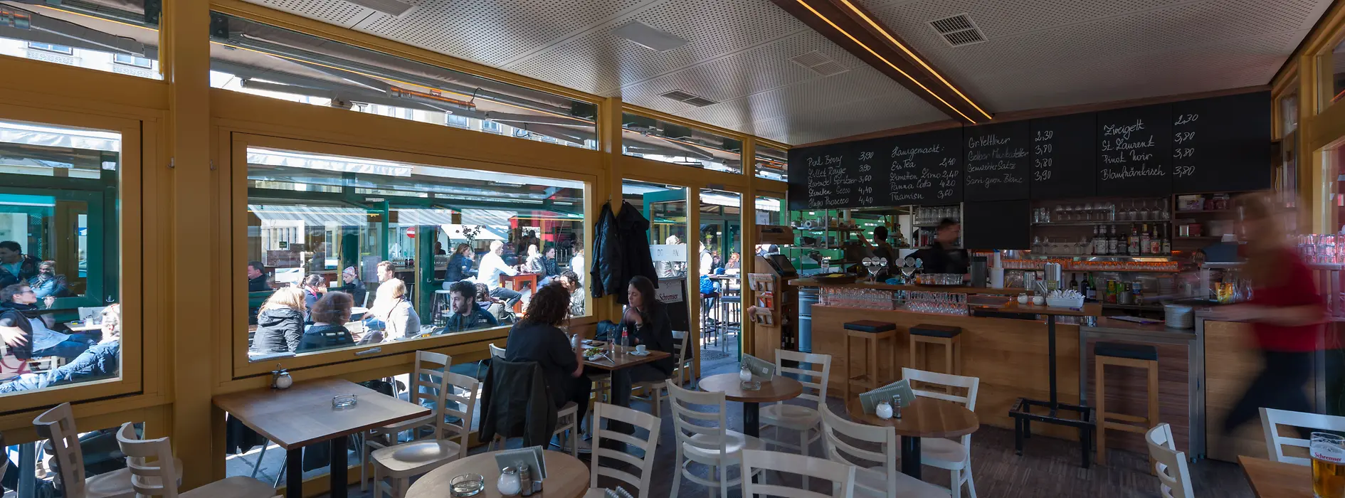 Restaurace Do No na tržnici Naschmarkt, pohled zvenku s hosty 