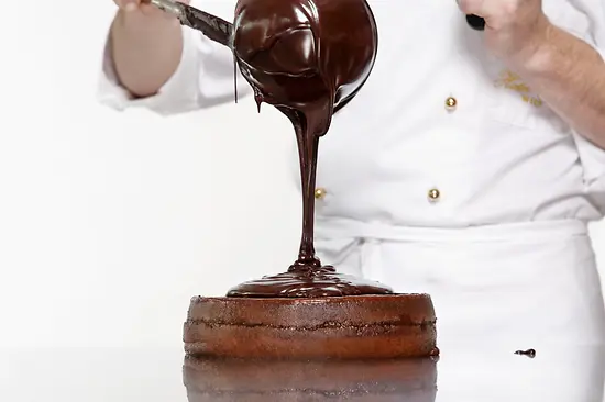 Tort Sachera w czekoladowej polewie