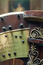 Sammlung alter Musikinstrumente, close-up harp - collection of old musical instruments