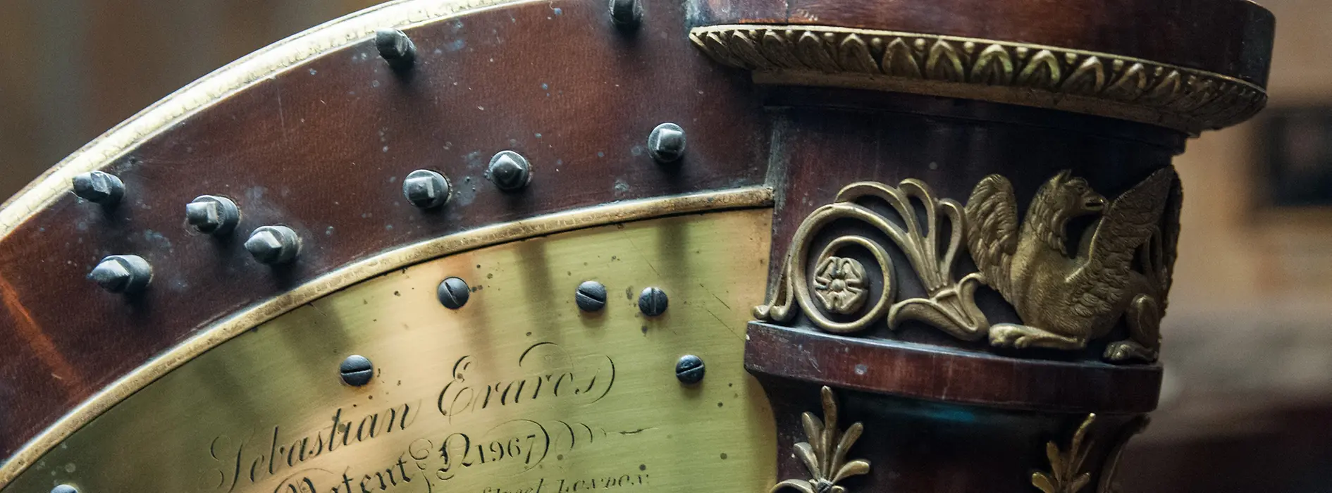 Sammlung alter Musikinstrumente, Detail Harfe mit Gravur, Verzierung
