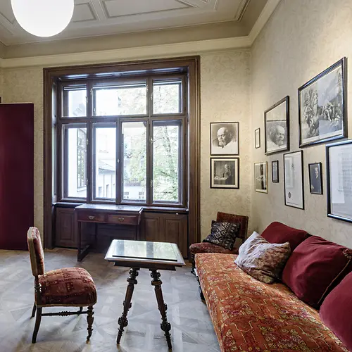 Waiting room with original furniture in the Sigmund Freud Museum 
