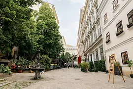 Alte Wohnstraße im Frühling