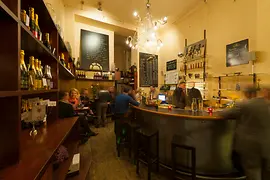 Szigeti Sektcomptoir, Innenansicht mit Blick zur Bar und in den Gastraum mit Gästen