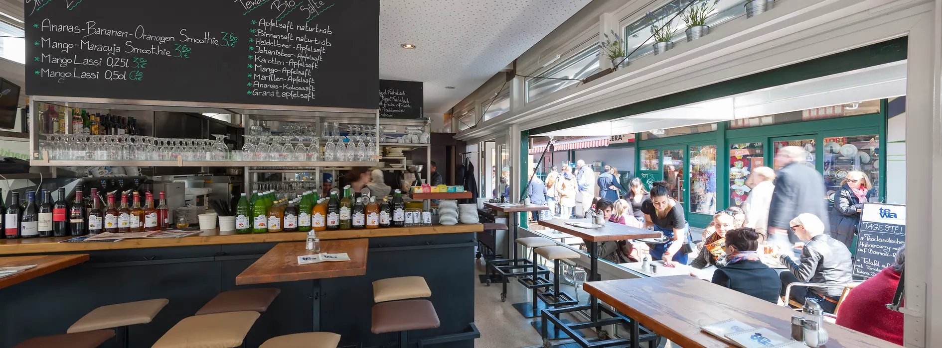 Tewa at Naschmarkt, view from the inside toward the outside with guests