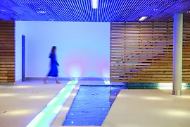 Bachlauf zum Sauna-Bereich in der Therme Wien