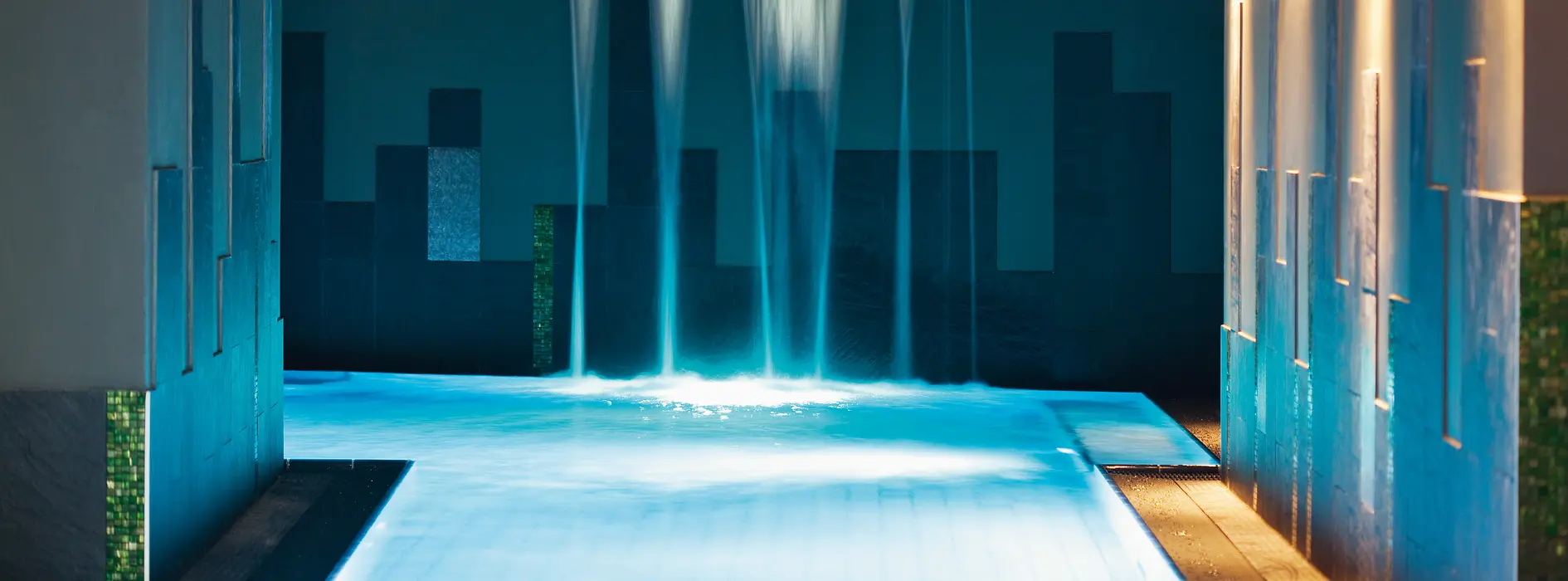 Grottenbecken in der Therme Wien