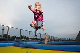 Mädchen beim Trampolinspringen