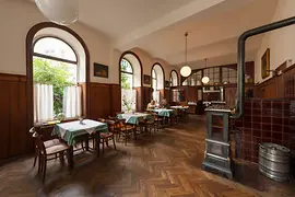 Gasthaus Ubl, vedere din interior cu clienţi 