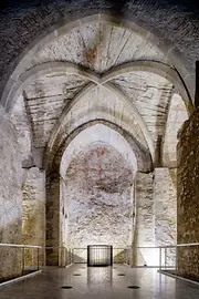 Vue dans la niche principale de la chapelle Virgile