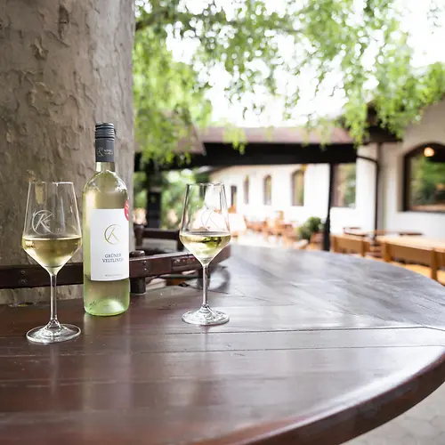 Gerhard Klager Winery, visitors in the outdoor dining area
