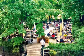 Kilátás a Café Diglas kertjére