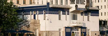 Vue sur le bâtiment d'Otto Wagner au bord du Canal du Danube