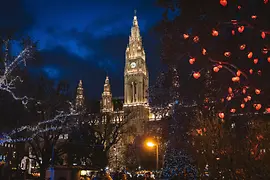 Arbre à cœurs devant l'Hôtel de Ville de Vienne