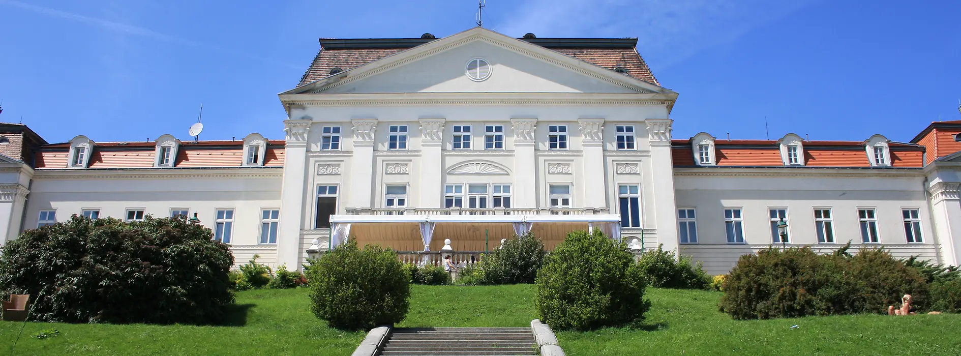 Außenansicht Schloss Wilhelminenberg bei Tag