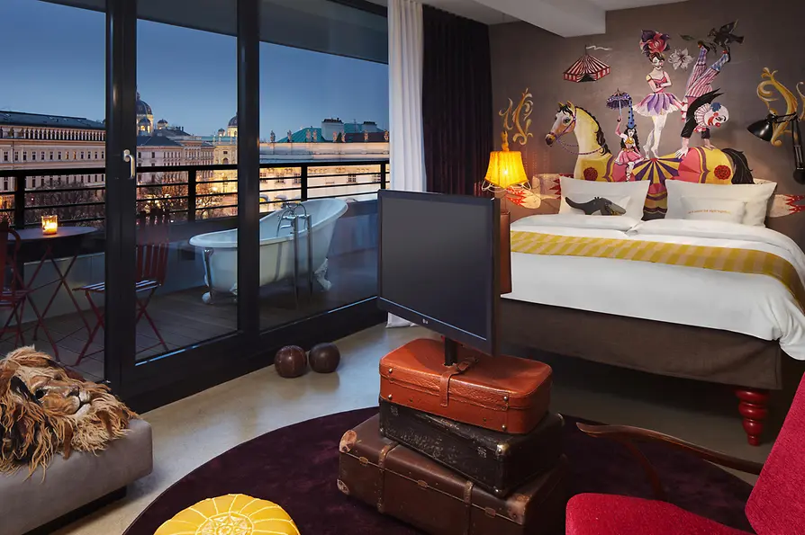 Camera dell’hotel con vasca a installazione libera sulla terrazza