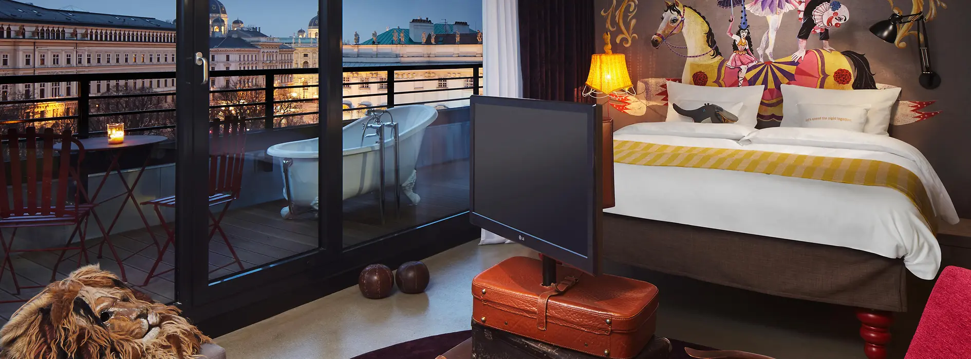 Camera dell’hotel con vasca a installazione libera sulla terrazza