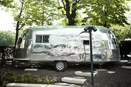 Camper davanti all’Hotel Daniel