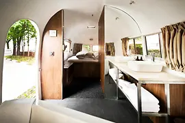 Interno di un camper arredato lussuosamente