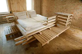 Letto in una stanza degli ospiti