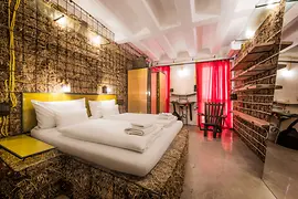 Camera d’hotel con letti in paglia