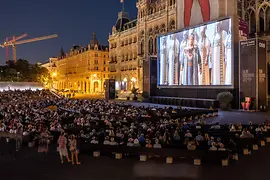Film Festival in Rathausplatz, molte persone guardano un film su uno schermo.