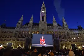 Festival del cinema in Rathausplatz 2018, molte persone guardano uno schermo davanti al municipio