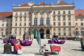 Mobile Tourist-Info mit dem Lastenfahrrad vor dem MuseumsQuartier