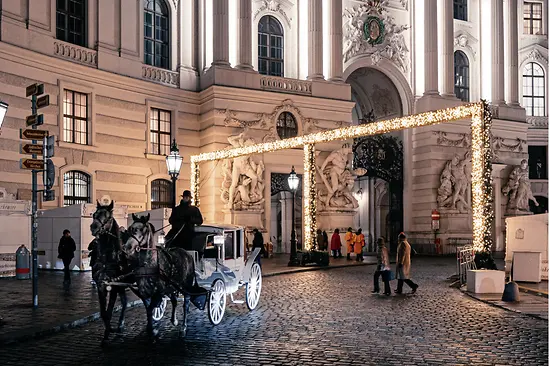 Świąteczne oświetlenie na Michaelerplatz