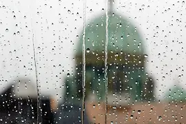 Blick durch Fenster mit Regentropfen