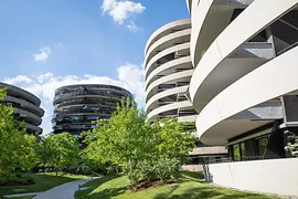 "Rondo" residential buildings in the 2nd district: Exterior shot, park