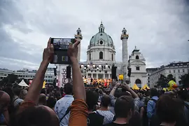Popfest Wien - Atmosphäre, Blick auf die Bühne bei Tageslicht