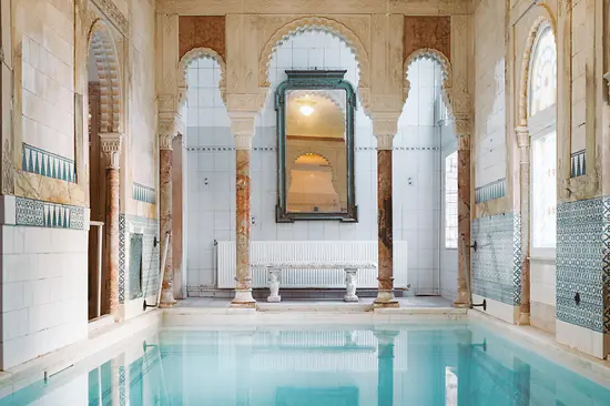 Historic pool with columns in the gay sauna Kaiserbründl