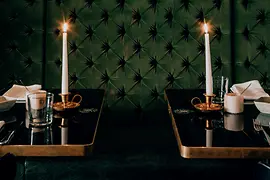 Table with candles in the Motto restaurant