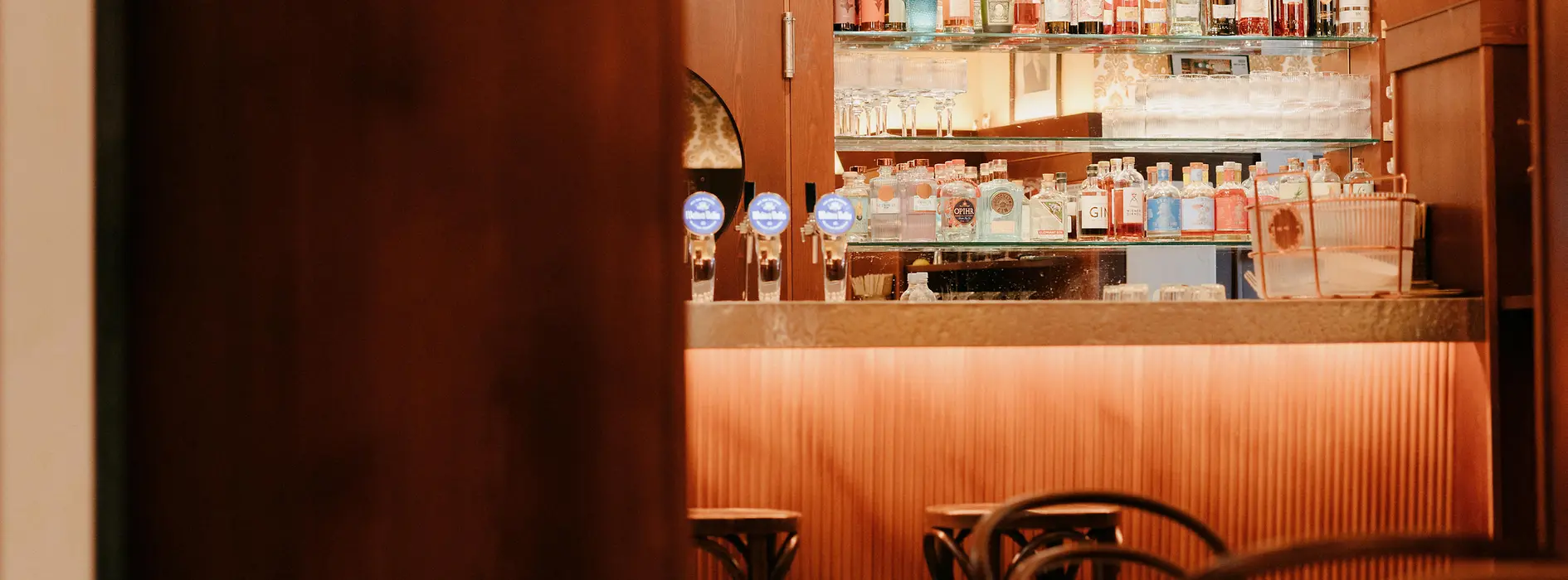 Kaffeehaus mit Schank und Bar