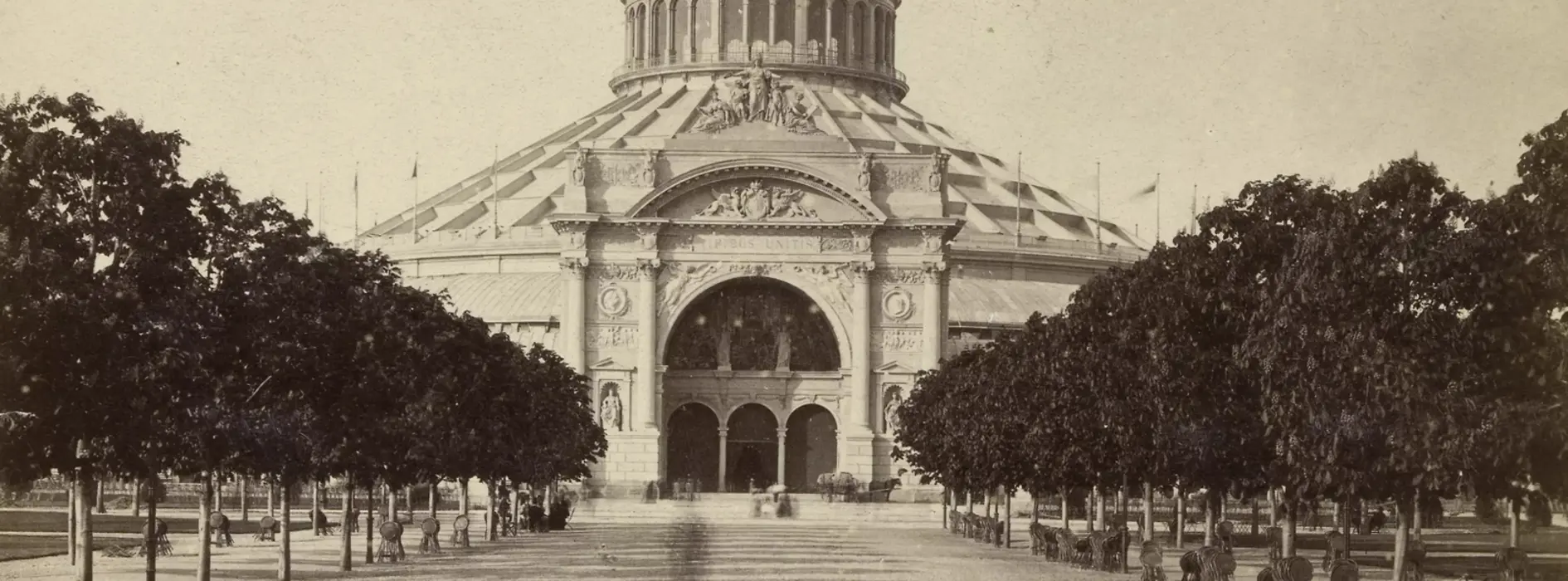 World Exhibition 1873: The rotunda with the south portal in black and white