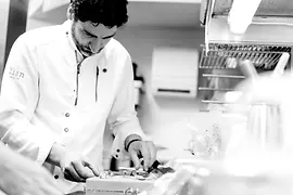 Sternekoch Paul Ivic bei der Arbeit
