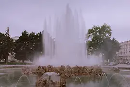 High-jet fountain: A water area, behind it rocks, behind it a vertical jet of water