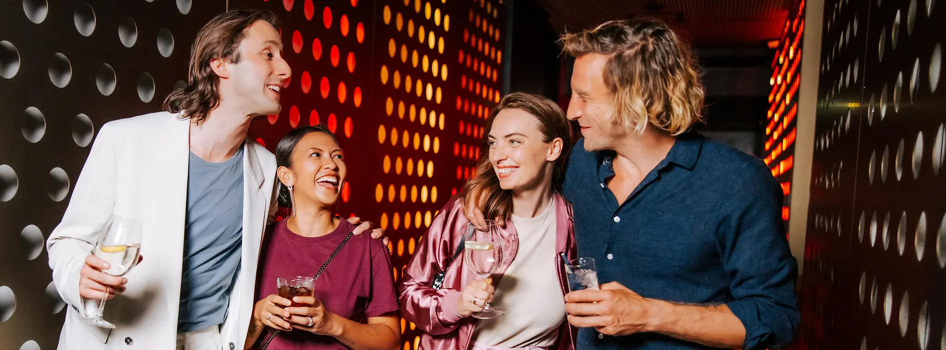Personnes dans une discothèque avec des verres à la main