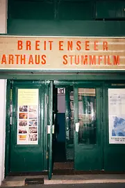 Breitenseer Lichtspiele: Aussenansicht Eingangsbereich