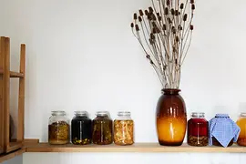 Bocaux remplis de fruits et légumes marinés