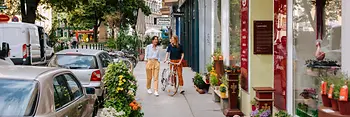 People strolling on Servitengasse