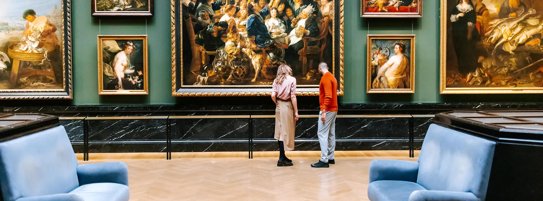 ウィーン美術史美術館。バロック時代の絵画を眺める男女。