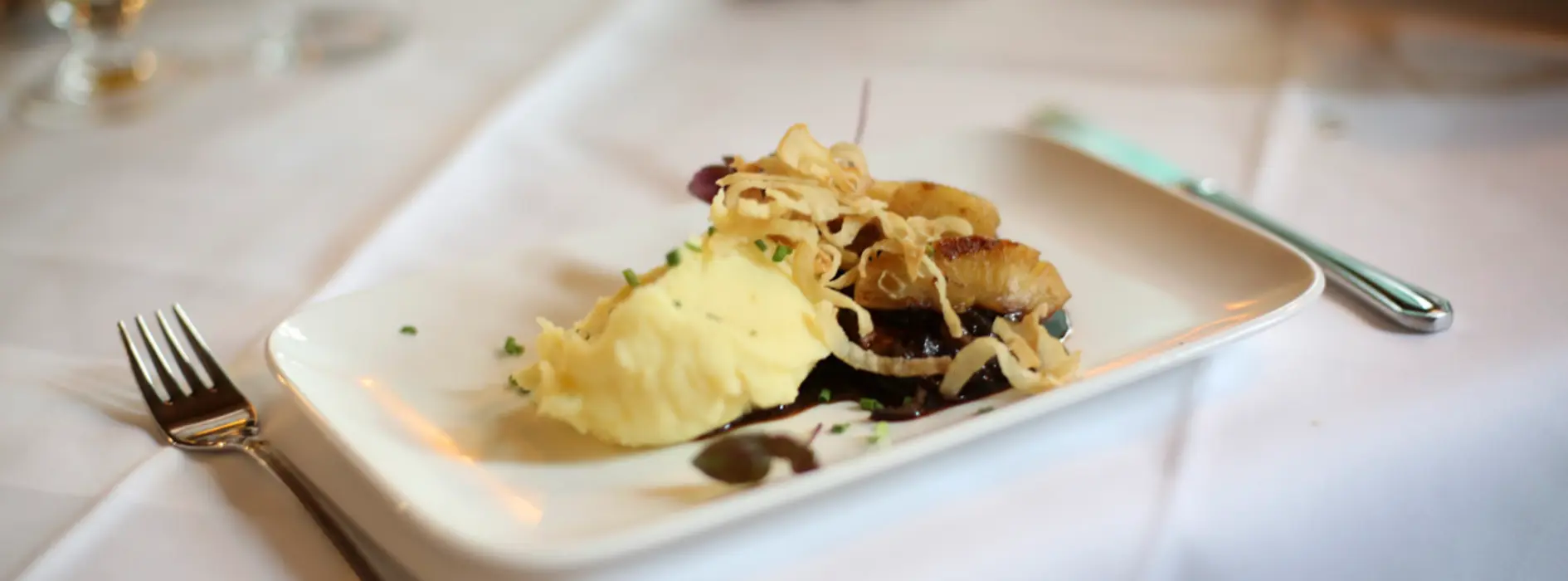 Veal liver in apple and onion sauce